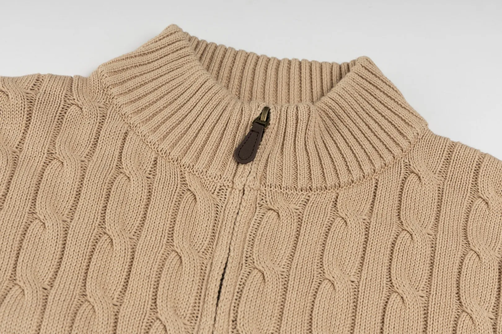P260 #R98 RALPH LAUREN Ralph Lauren nine-color classic small label embroidery logo full zipper knitted cable cardigan sweater, high-density LOGO embroidery on the chest, original customization of tag accessories. Made of pure cotton yarn, pure cotton is skin-friendly and comfortable, small label war horse embroidered twist zipper cardigan sweater 🐎 high quality, follow the blogger to learn how to wear it! Let’s buy a Ralph Lauren cable sweater. It’s a super hard-to-find series after it became popular. It’s hard to find one on the official website. It’s simple and practical to wear, with a lazy and loose feel. The thickened fabric has more texture, feels soft and delicate, and has a loose fit. Whether worn alone or layered, you can wear different styles of fashion with just one piece!   Size：XS S M L